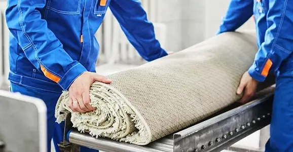 Halı yıkama tesiste işlem görürken